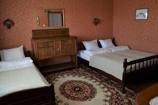 Хостелы Kraavi Guest Hostel Курессааре Двухместный номер с 1 кроватью и дополнительной кроватью (для 3 взрослых)-3