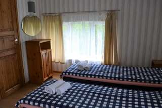 Хостелы Kraavi Guest Hostel Курессааре Двухместный номер с 2 отдельными кроватями, вид на сад-1