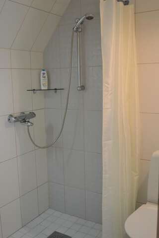 Хостелы Kraavi Guest Hostel Курессааре Двухместный номер с 2 отдельными кроватями и собственной ванной комнатой-7